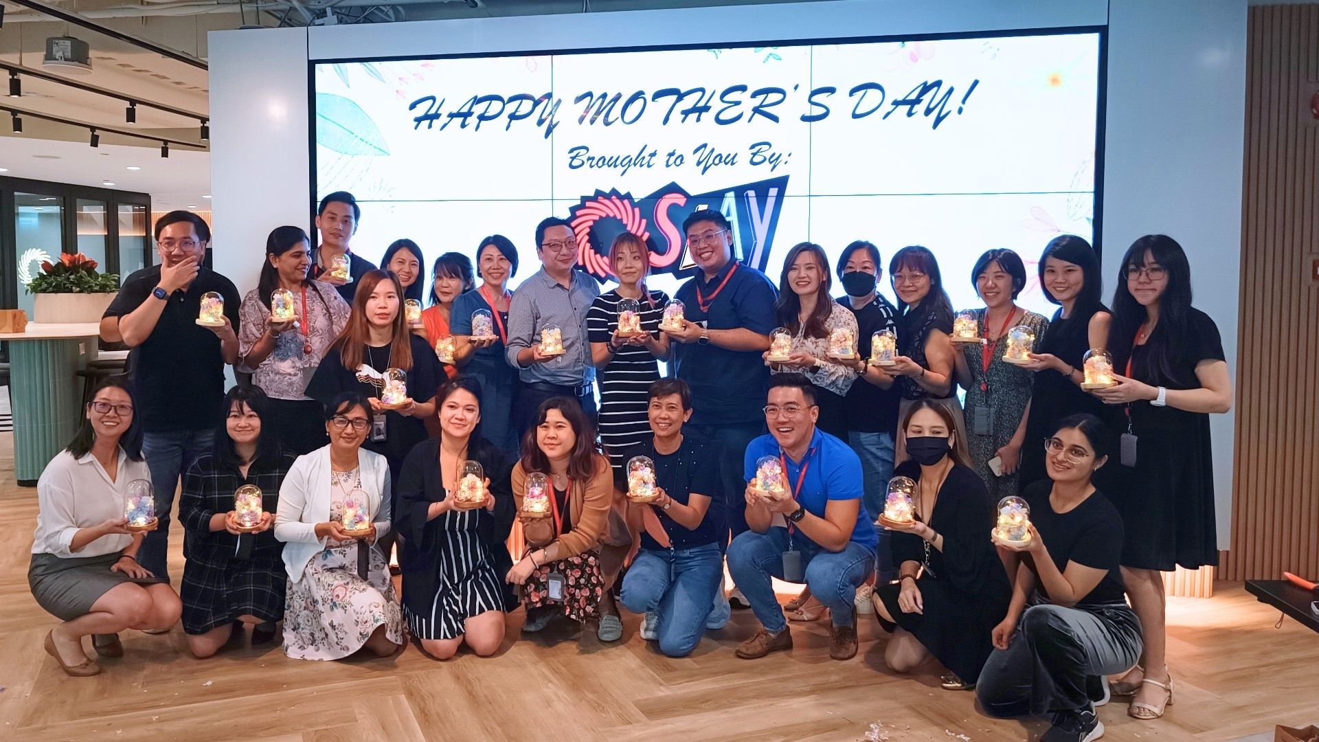 Corporate floral arrangement workshop by Fleuriste Singapore. Bonding through floral therapy
