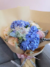 Fleuriste bouquet flowers blue hydrangea rustic kraft paper roses romantic blush enchanted garden 