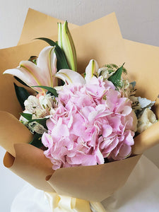 Fleuriste bouquet flowers pink lady mother lily pink hydrangea cream roses kraft paper blue