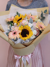 Fleuriste bouquet flowers sunny day sunflowers daisies yellow bright roses kraft paper cheerful congratulatory congratulations
