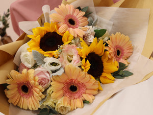 Fleuriste bouquet flowers sunny day sunflowers daisies yellow bright roses kraft paper cheerful congratulatory congratulations