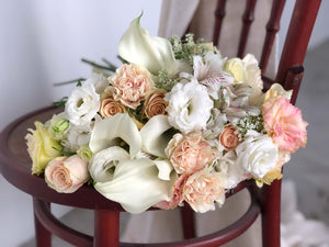 Fleuriste bouquet flowers utterly in love champagne roses calla lilies carnations rustic
